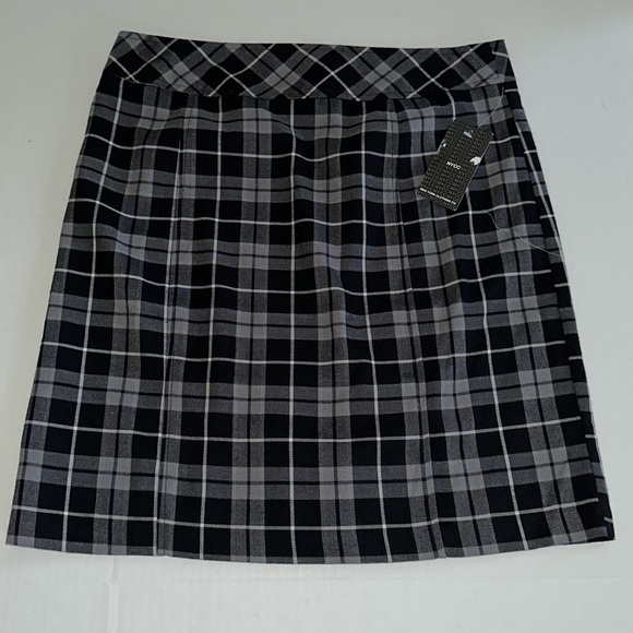NYCC || Black & Gray Plaid Skirt. Sz. 8 - Picture 4 of 8
